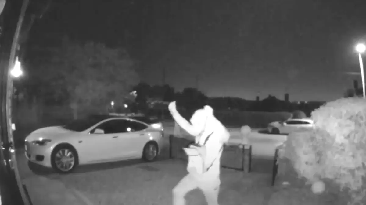 Keyless Go: Sicherheitskamera zeigt, wie Diebe Tesla hacken