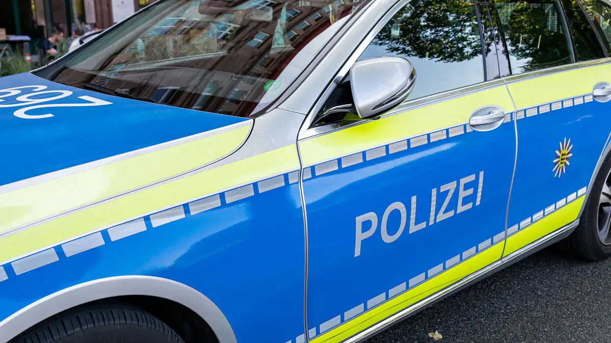 Mann (21) will illegales Rennen mit Zivilstreife fahren