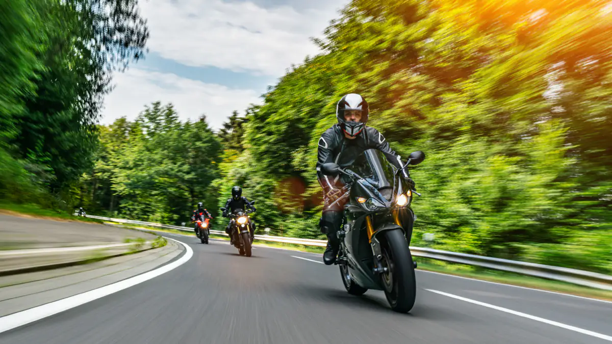 Tausende Motorradfahrer überraschen krebskranken Jungen