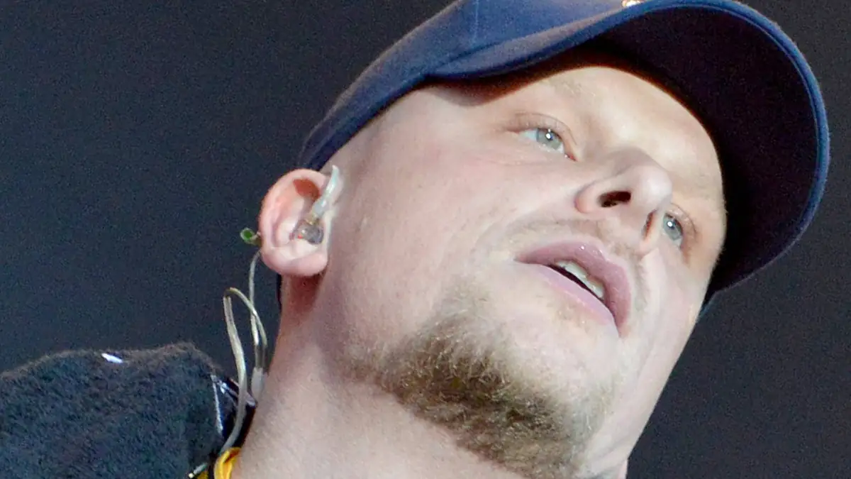 Eine Träne kullert: Bonez MC hat schlechte Neuigkeiten für seine Fans