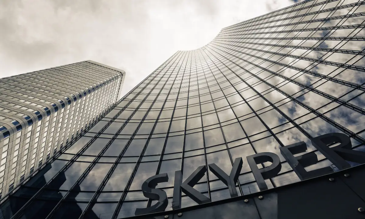 Unter Lebensgefahr: Zwei Unbekannte erklimmen ungesichert den 153-Meter-hohen „Skyper“