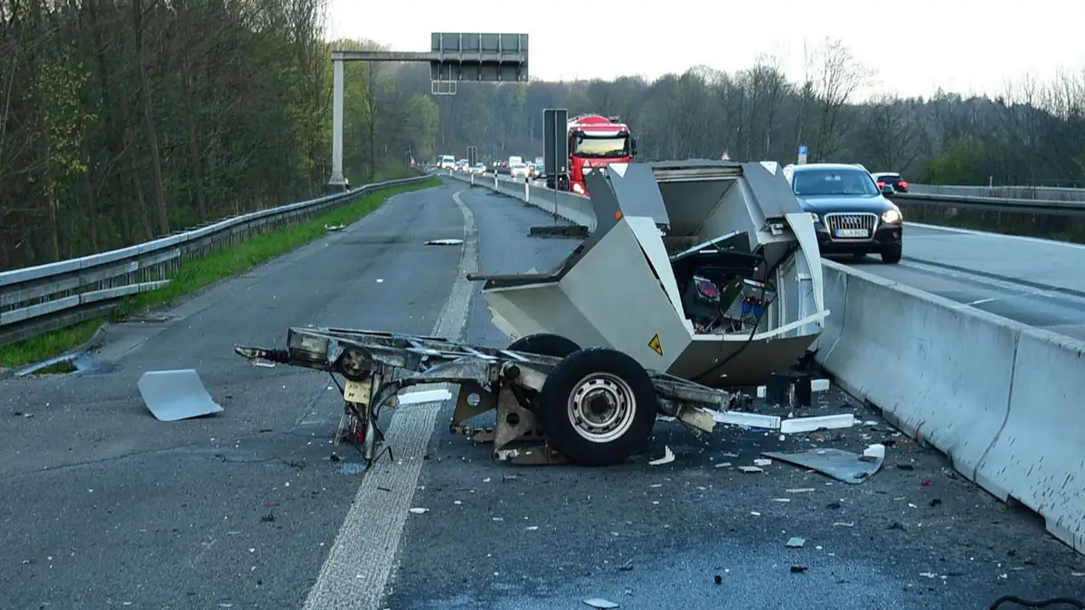 Schnelles Vergnügen: Unbekannter sprengt Blitzer auf der A4