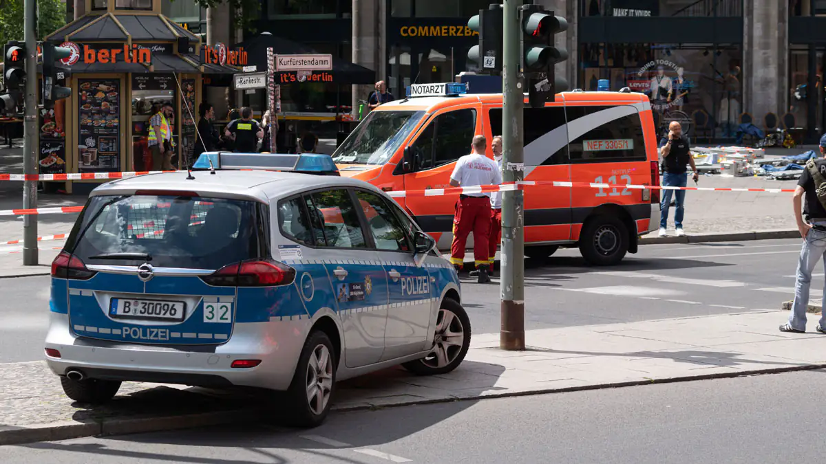 Mann fährt am Ku’damm in Schülergruppe – neue Details