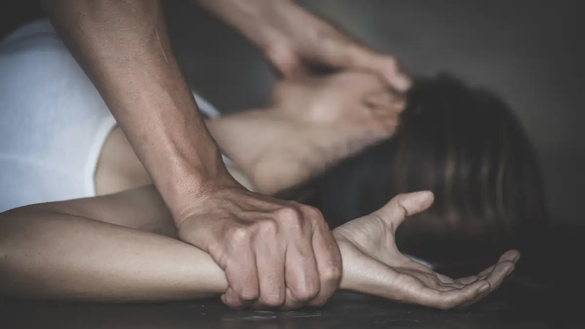 Ehefrau mit Handykabel gepeitscht, gewürgt und vergewaltigt