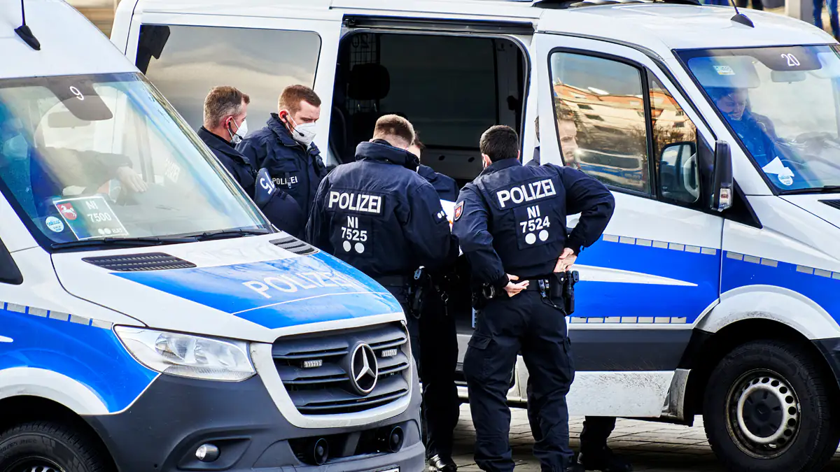 Ermittlungen wegen Mordes: Mutter wirft Kinder von Balkon