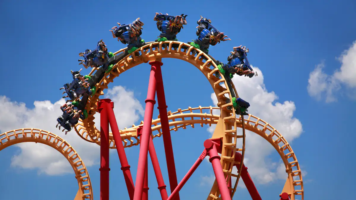 Tödlicher Sturz: Frau fällt aus fahrender Achterbahn