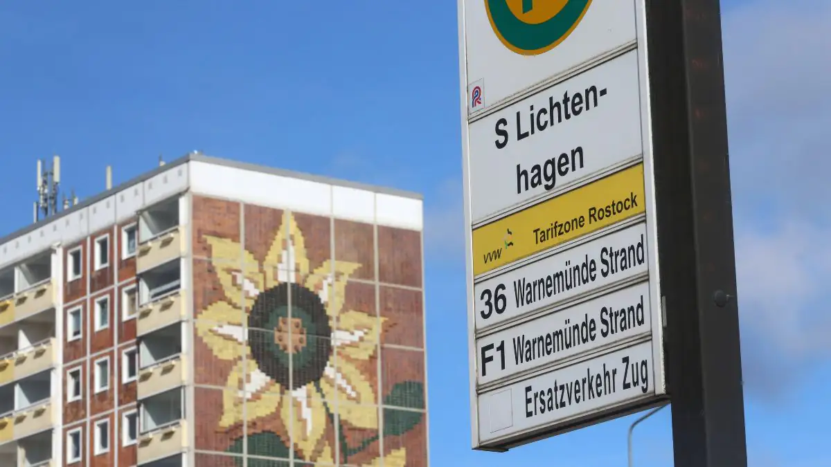 Während Brandanschlag-Gedenken: Jugendlicher zeigt Hitlergruß in die Kamera