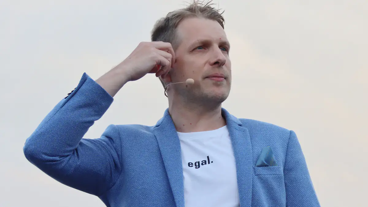 Notfall bei TV-Show: Oliver Pocher muss von Sanitätern behandelt werden