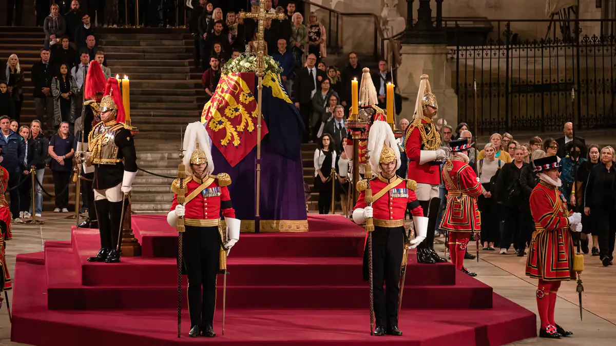 Bei Queen-Aufbahrung: Wachmann bricht plötzlich zusammen