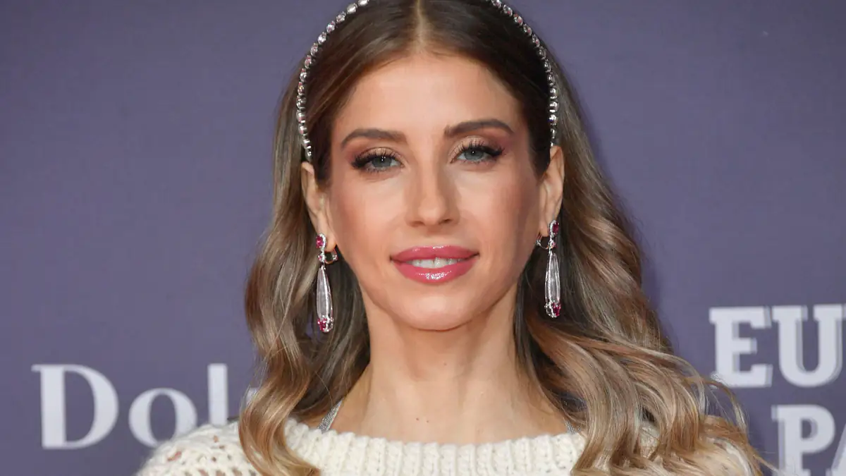 Cathy Hummels verführt Fans im Strass-BH