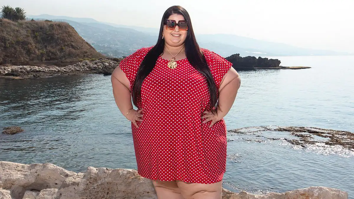 „Zu fett“, um mitzufliegen: Influencerin verklagt Qatar Airways