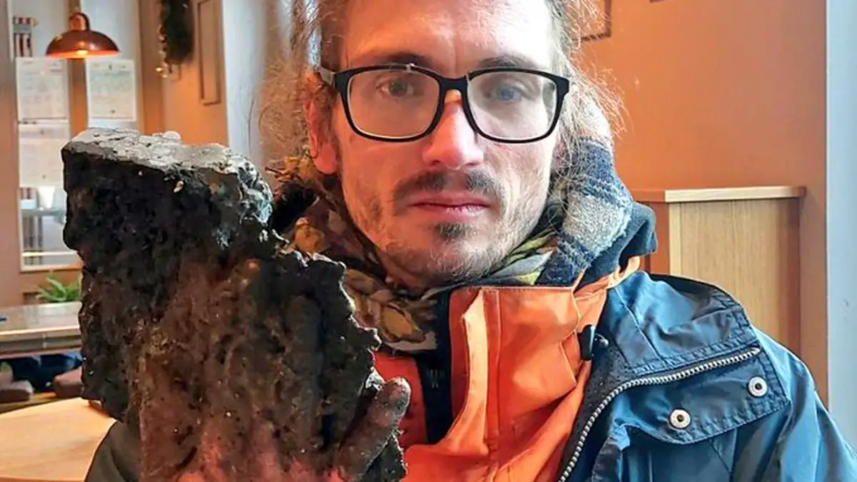 Kleber war zu stark: Klimaaktivist muss von Asphalt geflext werden