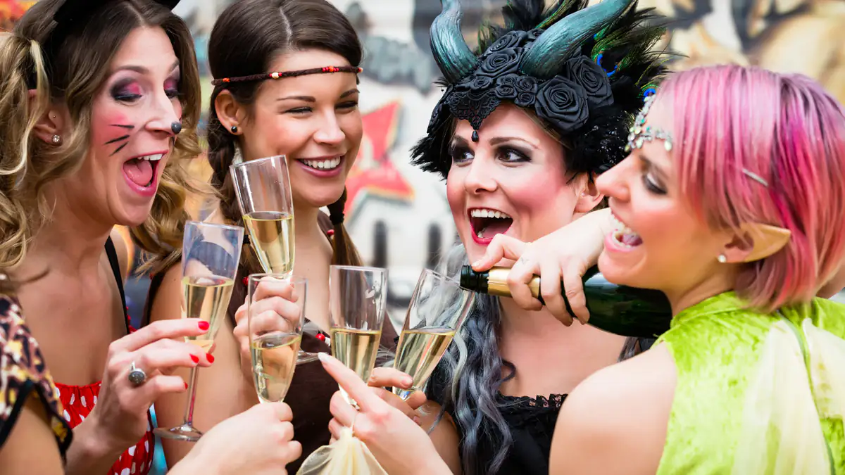 10.000 Euro Strafe: Welche Kostüme an Karneval verboten sind