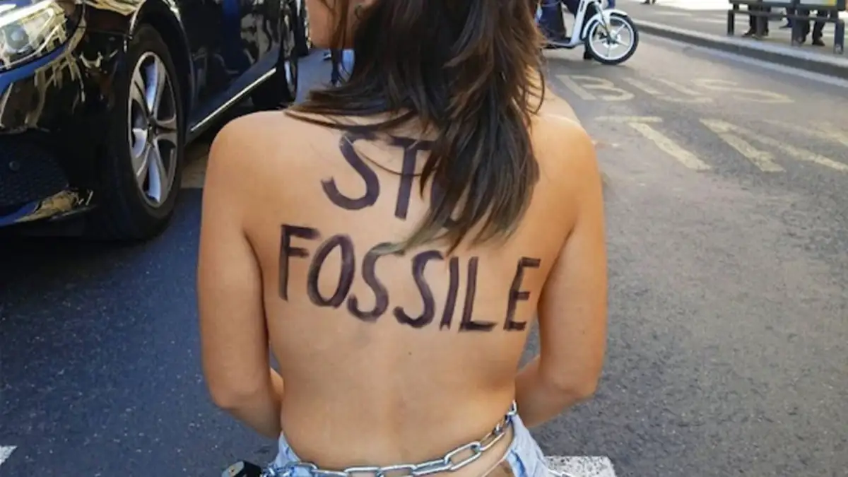 Klimakleber ketten sich nackt auf die Straße