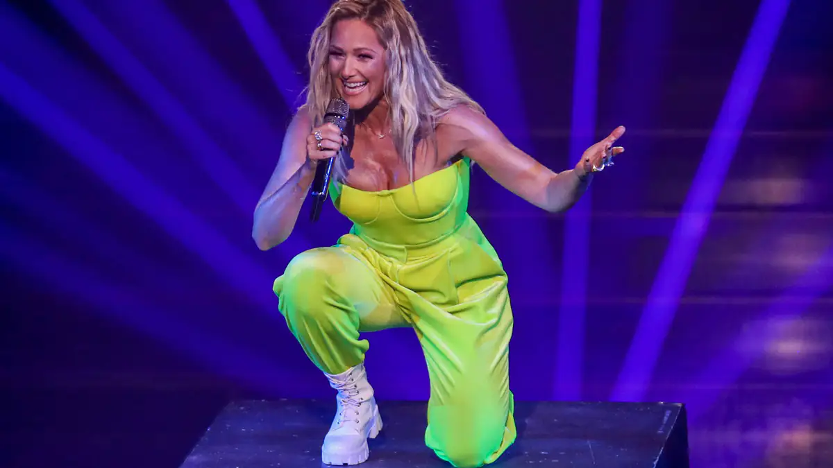 Blutüberströmt auf der Bühne: Helene Fischer meldet sich nach Unfall