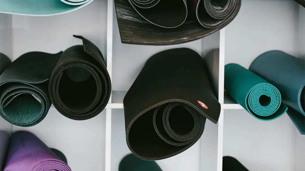 Deep Work nutzt Yogamatten für einen sicheren Stand