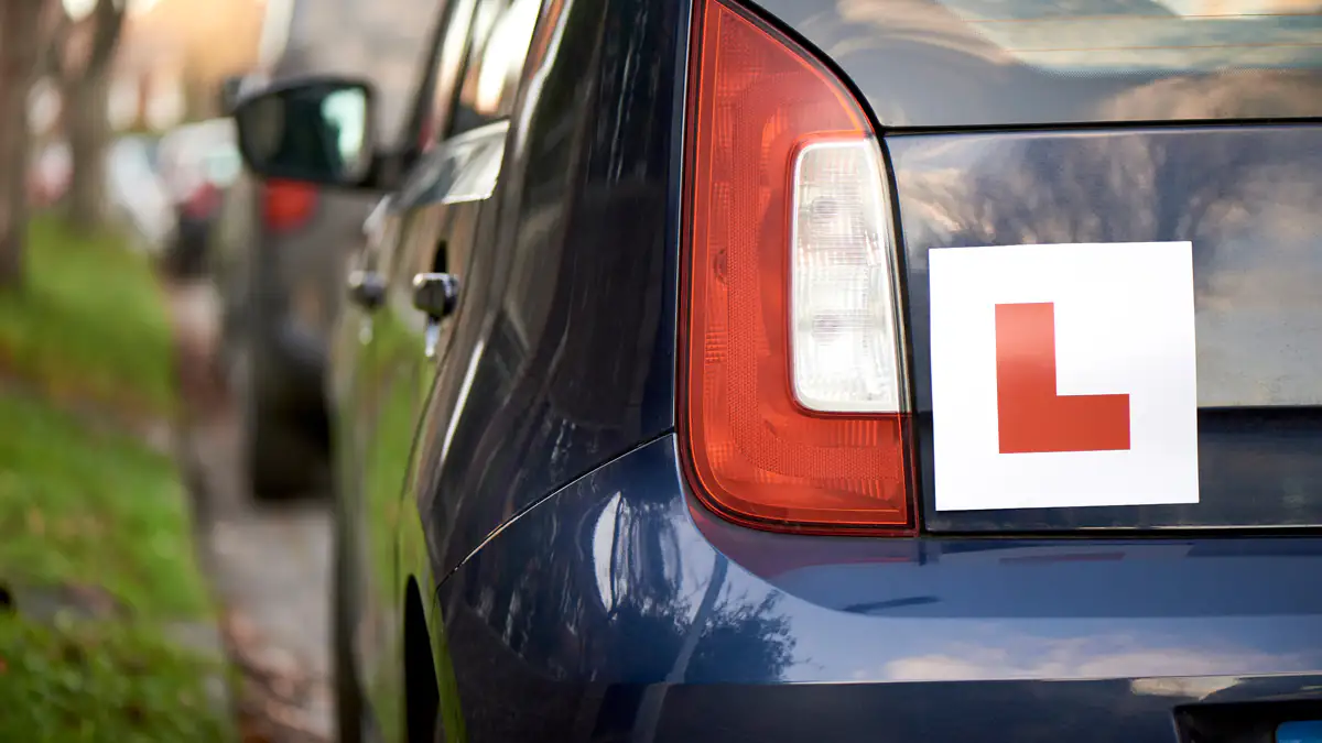 Auf Deutschlands Straßen gesichtet: Das steckt hinter dem „L“-Schild auf Autos