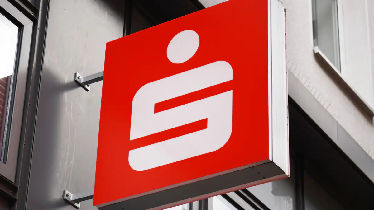 Sparkasse erhöht Gebühren und droht Kunden mit Kündigung