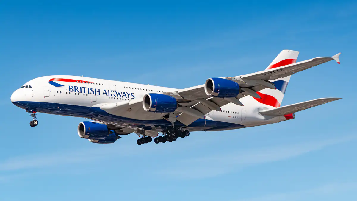 Kurz vor Abflug: Pilot schnupft Koks von nackten Brüsten und sorgt für einen Skandal