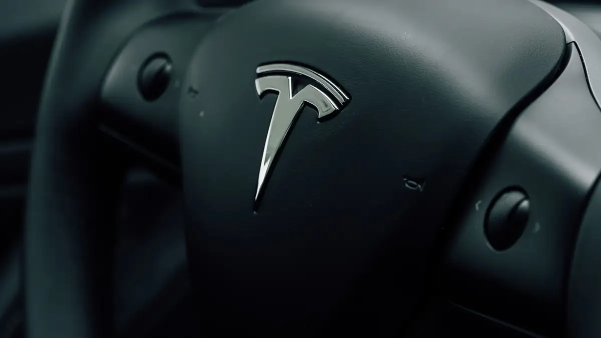 Über 3.000 Kilometer Reichweite: YouTuber pimpt Tesla – Polizei reagiert