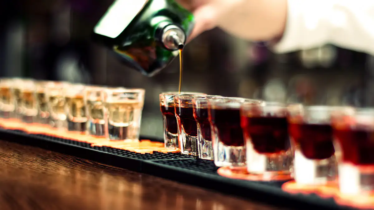 Alkohol mit wenig Kalorien: Mit diesen Getränken kommst du kalorienarm durch den Abend