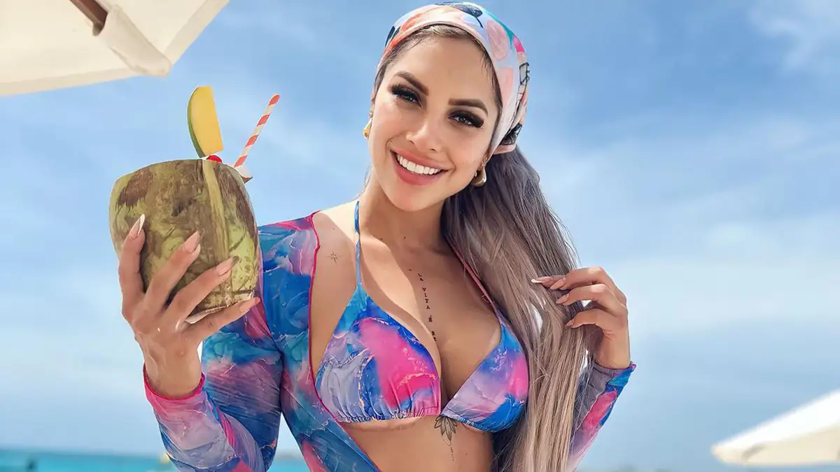 „Verhafte mich“: Polizistin verdreht Fußball-Fans den Kopf