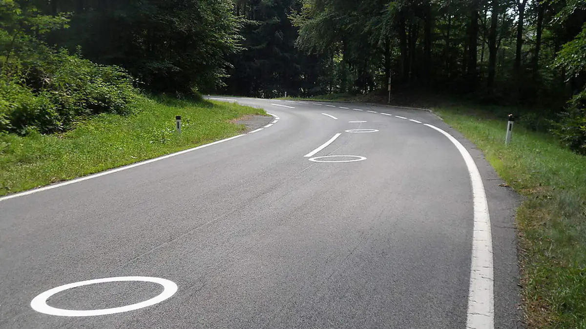 Neue Kreise auf der Straße: Das steckt hinter den weißen Markierungen