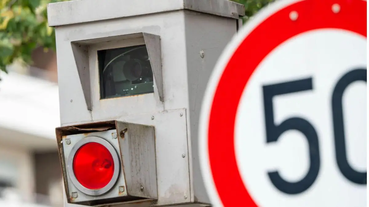 Erhöhte Geschwindigkeit kann für einen Unfall sorgen.