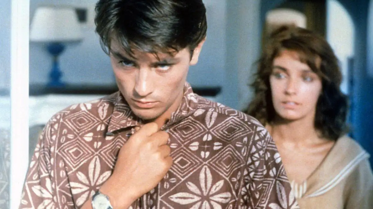 Alain Delon wurde vor allem durch seine Rollen in einigen der bedeutendsten Filme des französischen Kinos bekannt. Zu seinen beliebtesten Filmen zählen „Nur die Sonne war Zeuge“ (1960), wo er als Tom Ripley internationale Berühmtheit erlangte, und „Der eiskalte Engel“ (1967), in dem er als Auftragskiller Jeff Costello zur Kultfigur wurde.