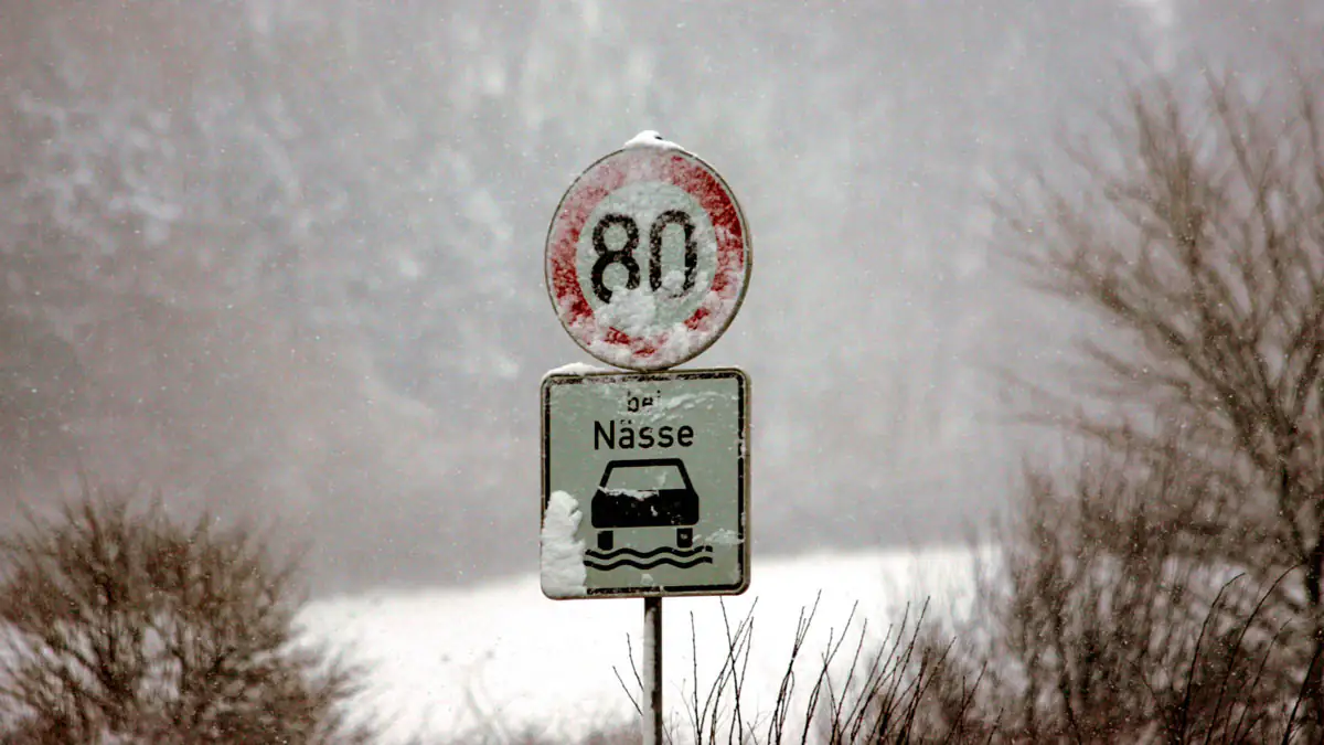 Nasse Straßen: Wann gilt Tempo 80 wirklich? Die Antwort überrascht!