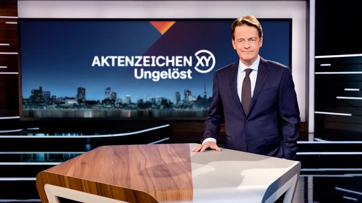Aktenzeichen XY: Moderator Rudi Cerne im Studio