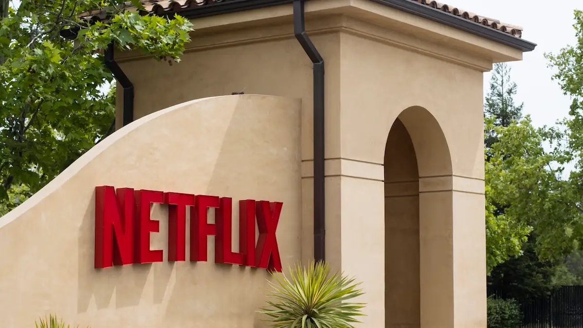 Netflix-Logo an Hauswand des Hauptquartiers