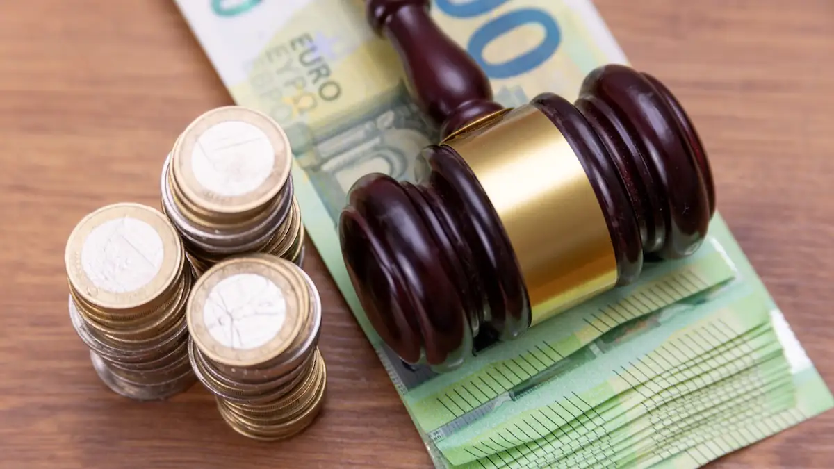Grundsteuer Symbolbild: Gerichtshammer neben Geldscheinen und Münzen