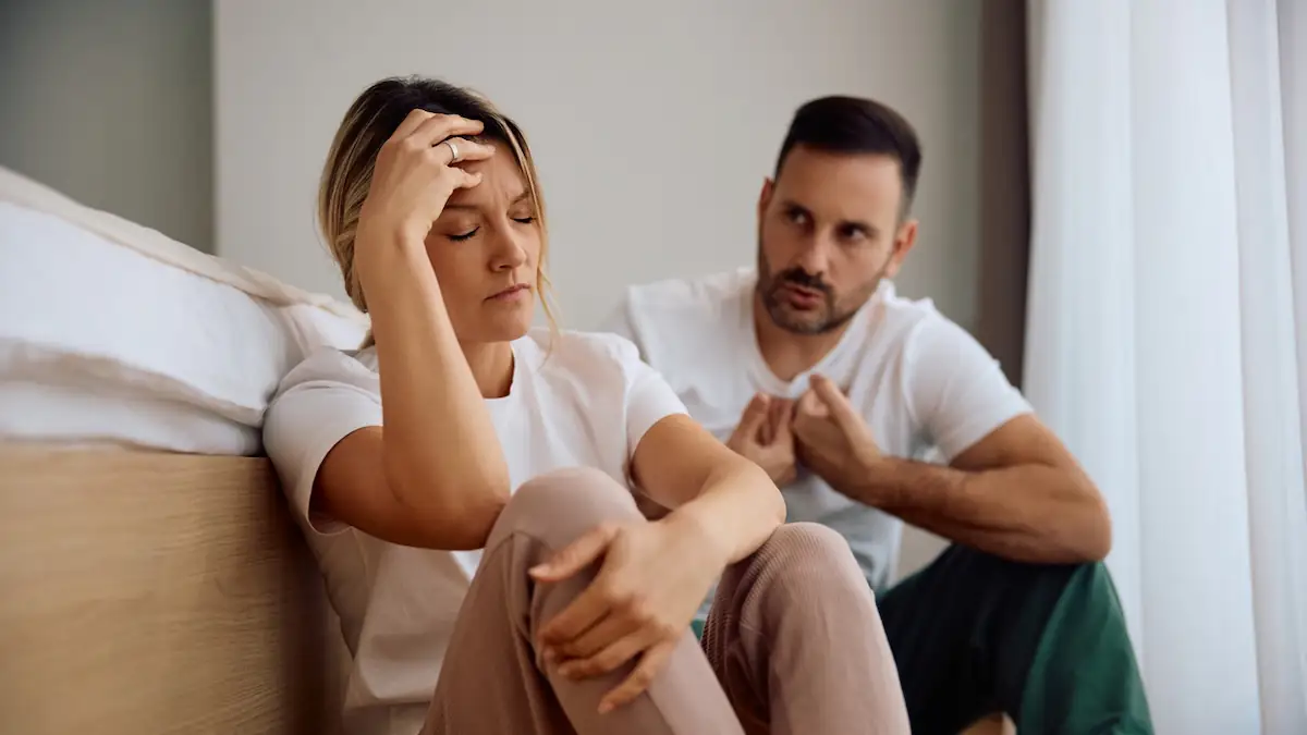 Unzufriedenes Paar, das zu Hause über das Ende seiner Beziehung diskutiert