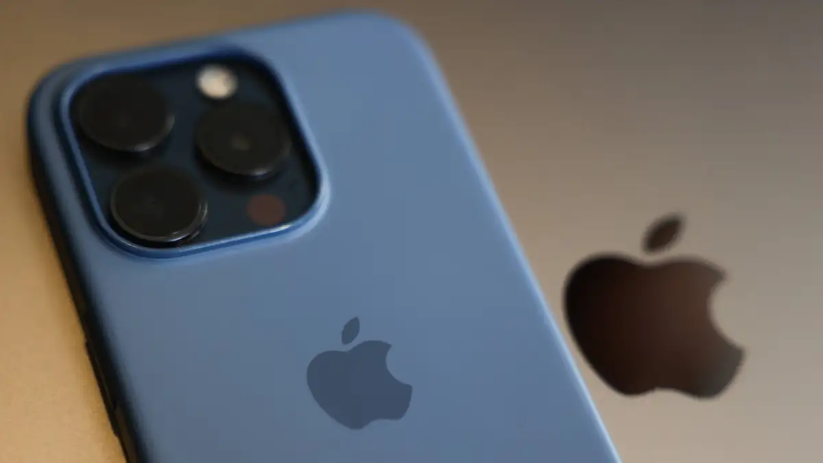 iPhone 18 Symbolbild: iPhone 15 Po neben Apple-Logo