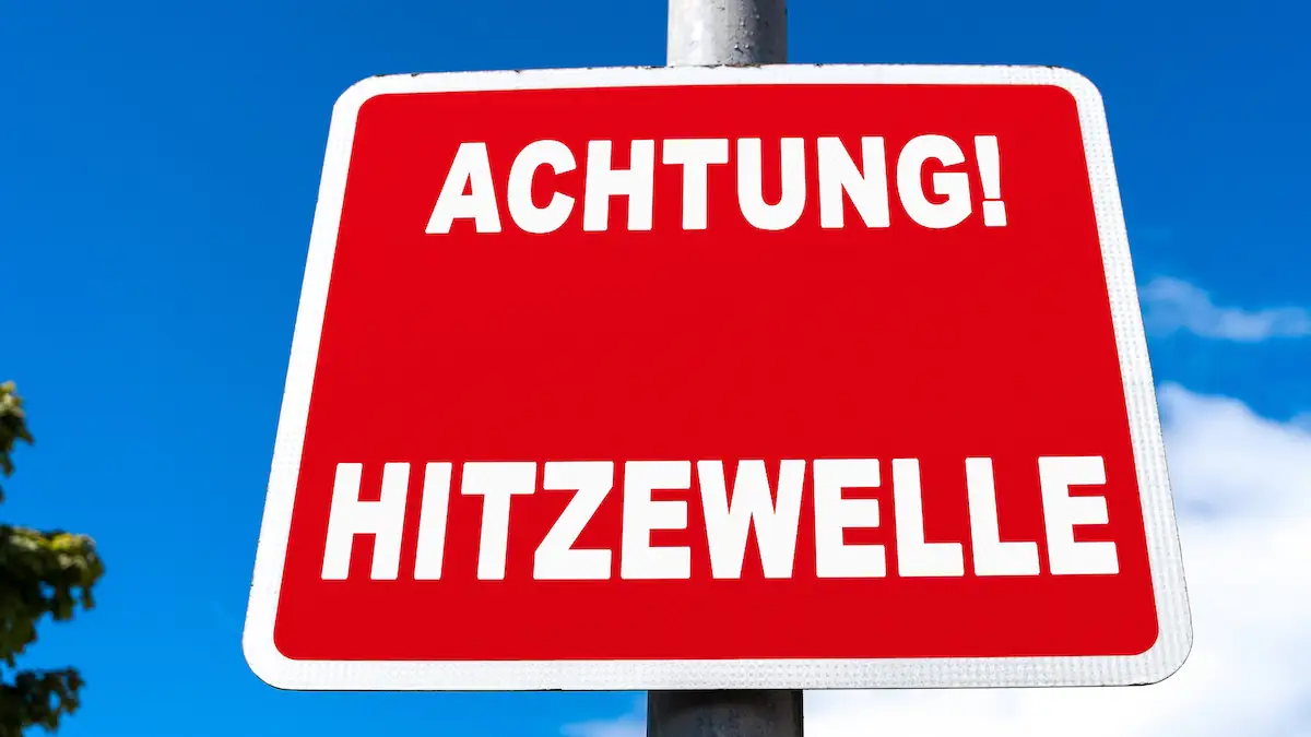 Jahrhundertsommer Symbolbild: rotes Schild mit der Aufschrift „Achtung! Hitzewelle“