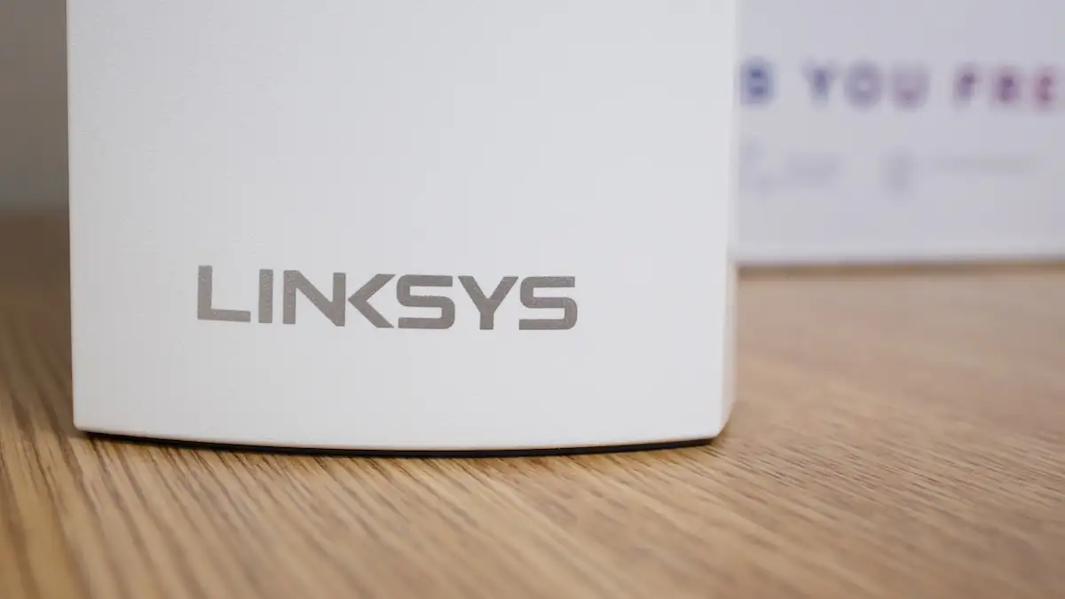 Linksys-Router in Weiß auf einem Tisch