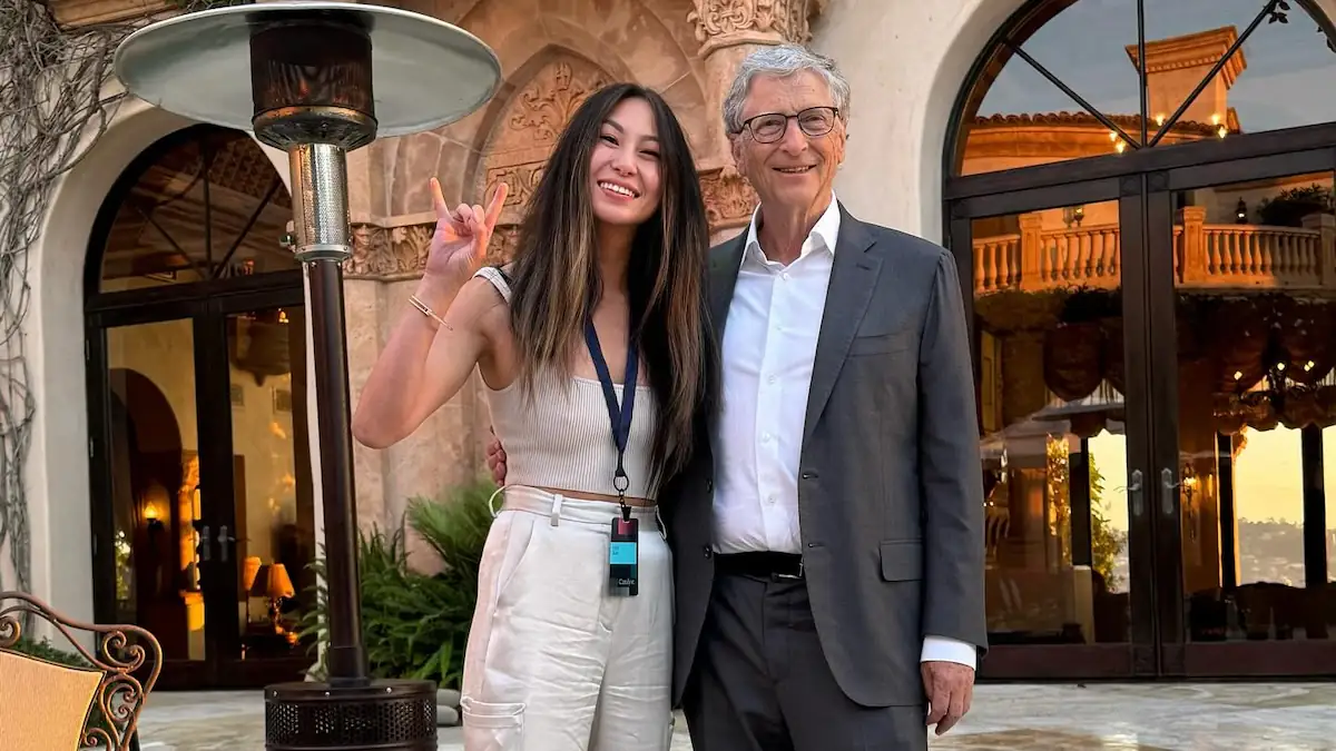 Lucy Guo posiert neben Bill Gates