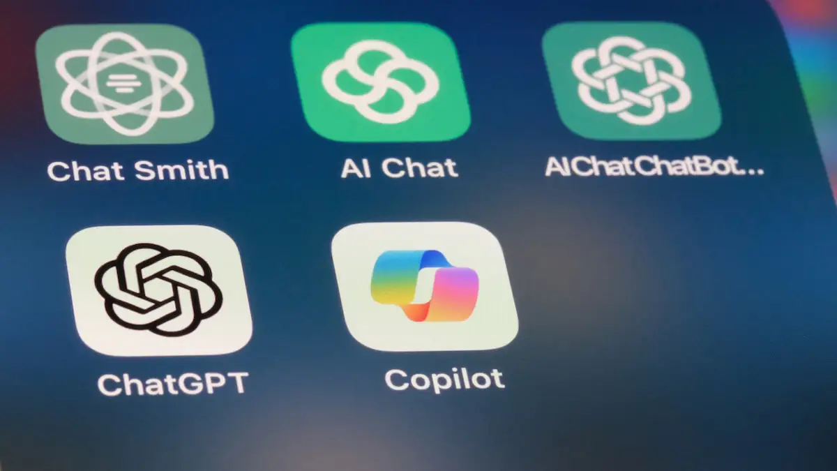 ChatGPT Symbol auf Smartphone neben anderen App-Symbolen