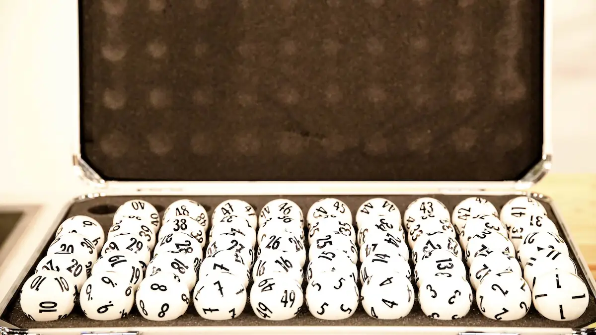 Lotto Kugeln in einem Koffer