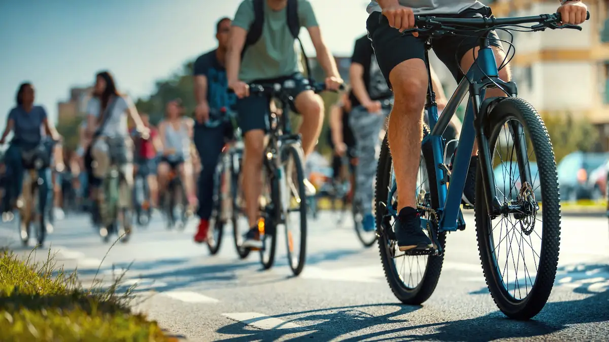 Viele Radfahrer auf ihren Rädern