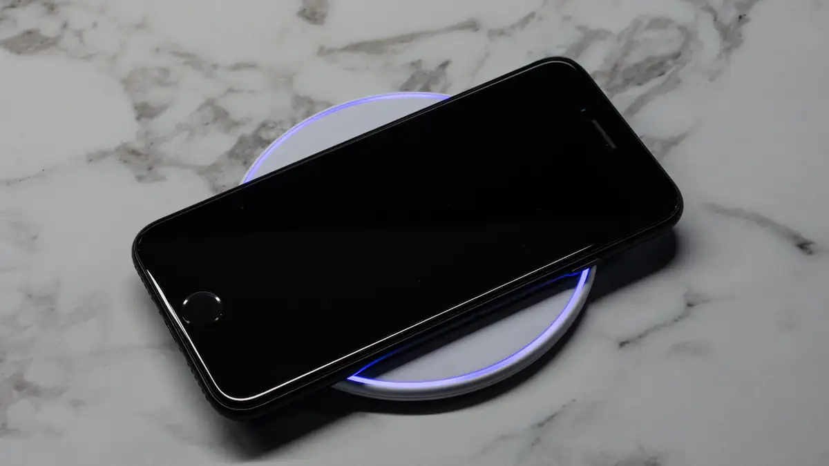 Akku aufladen: Schwarzes Smartphone liegt auf Schnellladestation