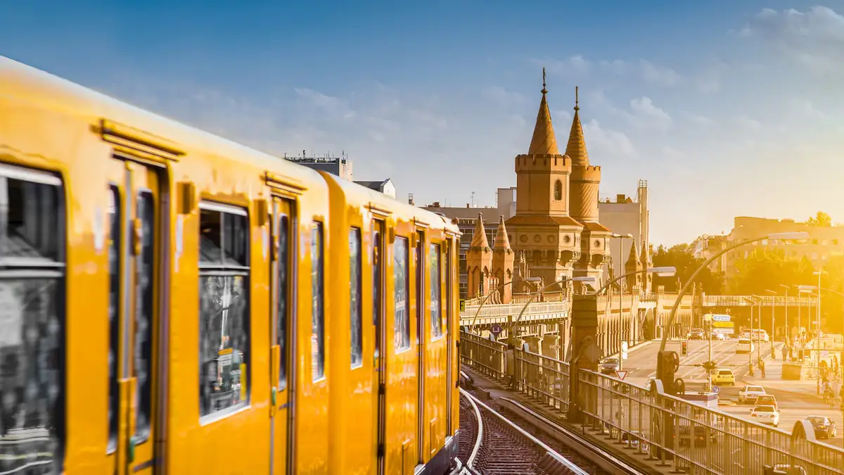 Nahverkehr: U-Bahn an der Oberbaum-Brücke in Berlin