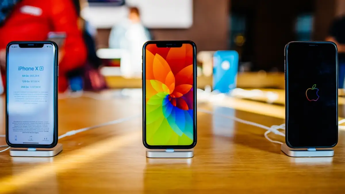 iPhone XR: Mehrere Modelle des iPhones beim Release im Jahr 2018 bei einem Hands-on