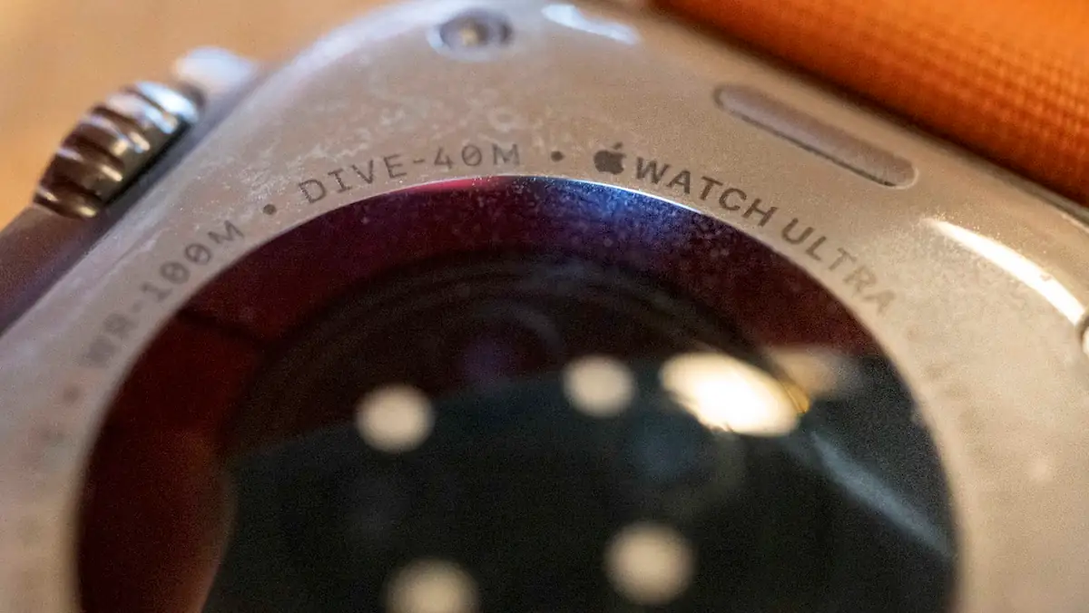 Apple Watch Ultra 3 Rückseite mit Schriftzug und Sensor