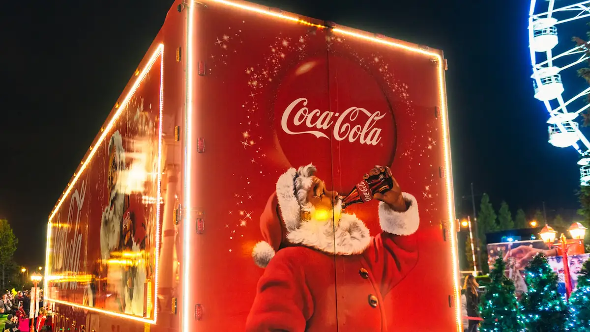 Roter Coca-Cola-Truck mit Wehnachtsmann