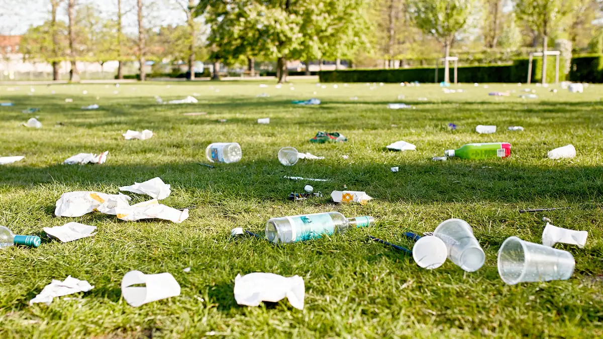 Bademeister schockiert über Müllberge in Freibädern – „Das wird schon jemand wegräumen“