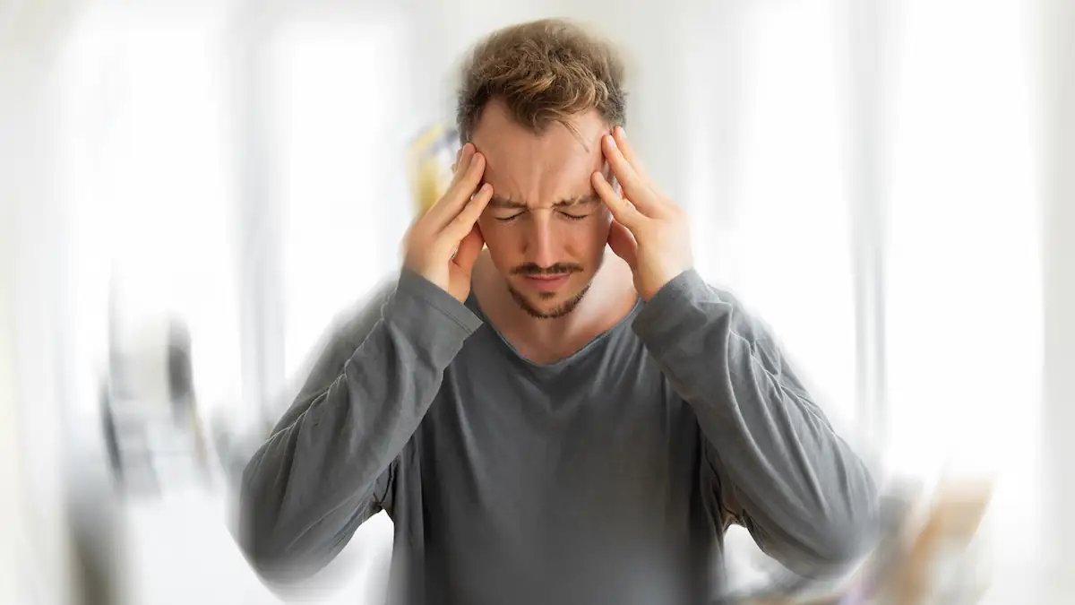Montagsstress: Mann hält sich den Kopf