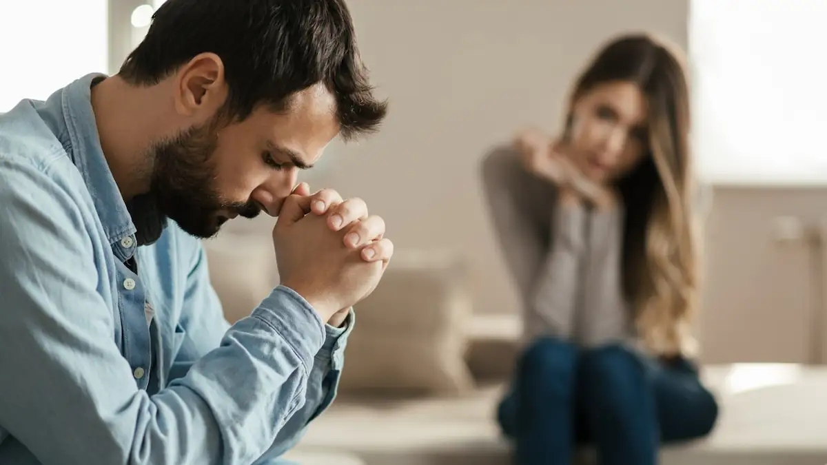 Taktiken von Narzissten nach Trennung:: Mann stützt beim Streit mit Frau den Kopf in die Hände