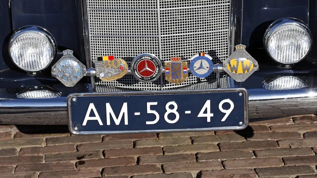 Blaues Auto-Kennzeichen Niederlande